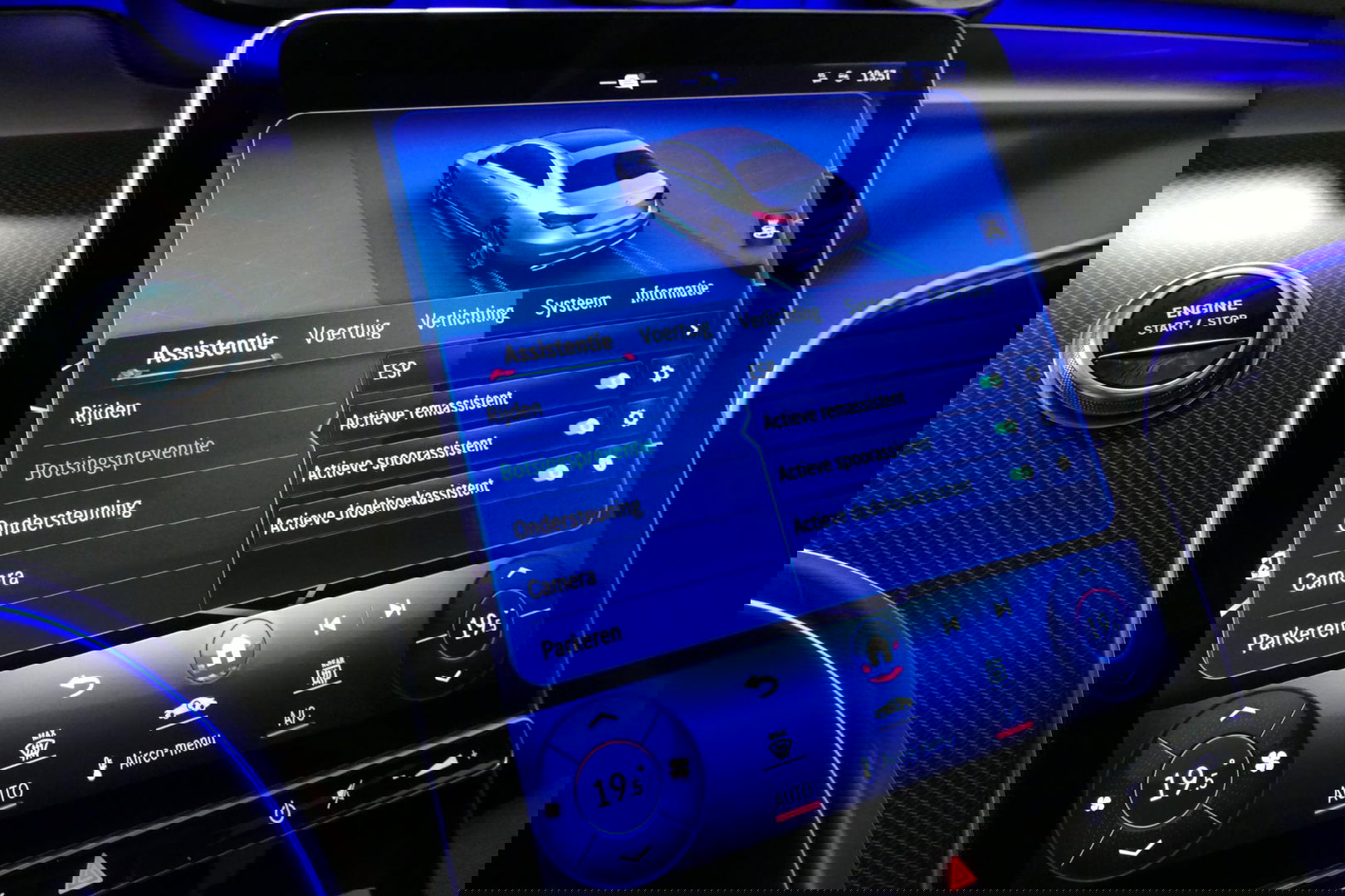 Mercedes-Benz C-Klasse 300 e AMG Line / C63S AMG Diffuser / Panamericana Grill / Panoramadak / Digital Light (Laser) / Ambienteverlichting / Rondomzichtcamera / Apple Carplay - Android Auto / Stoelverwarming / Lederen bekleding / Stuurwiel verwarming / Dodehoek detectie / 20'' 