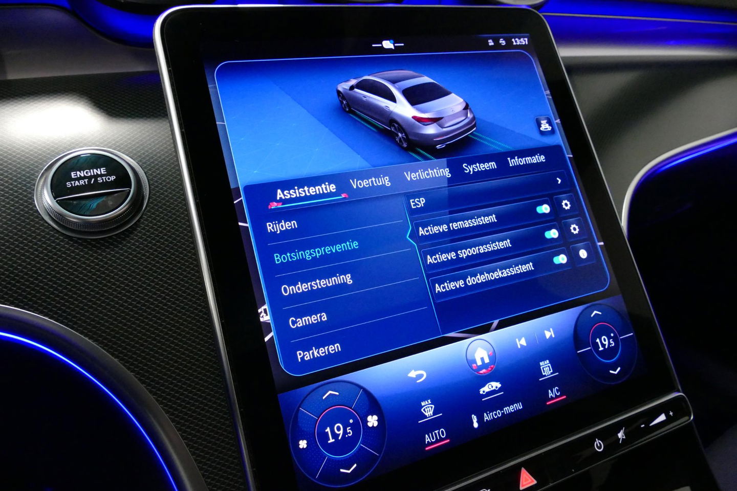 Mercedes-Benz C-Klasse 300 e AMG Line / C63S AMG Diffuser / Panamericana Grill / Panoramadak / Digital Light (Laser) / Ambienteverlichting / Rondomzichtcamera / Apple Carplay - Android Auto / Stoelverwarming / Lederen bekleding / Stuurwiel verwarming / Dodehoek detectie / 20'' 