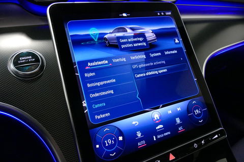 Mercedes-Benz C-Klasse 300 e AMG Line / C63S AMG Diffuser / Panamericana Grill / Panoramadak / Digital Light (Laser) / Ambienteverlichting / Rondomzichtcamera / Apple Carplay - Android Auto / Stoelverwarming / Lederen bekleding / Stuurwiel verwarming / Dodehoek detectie / 20'' 