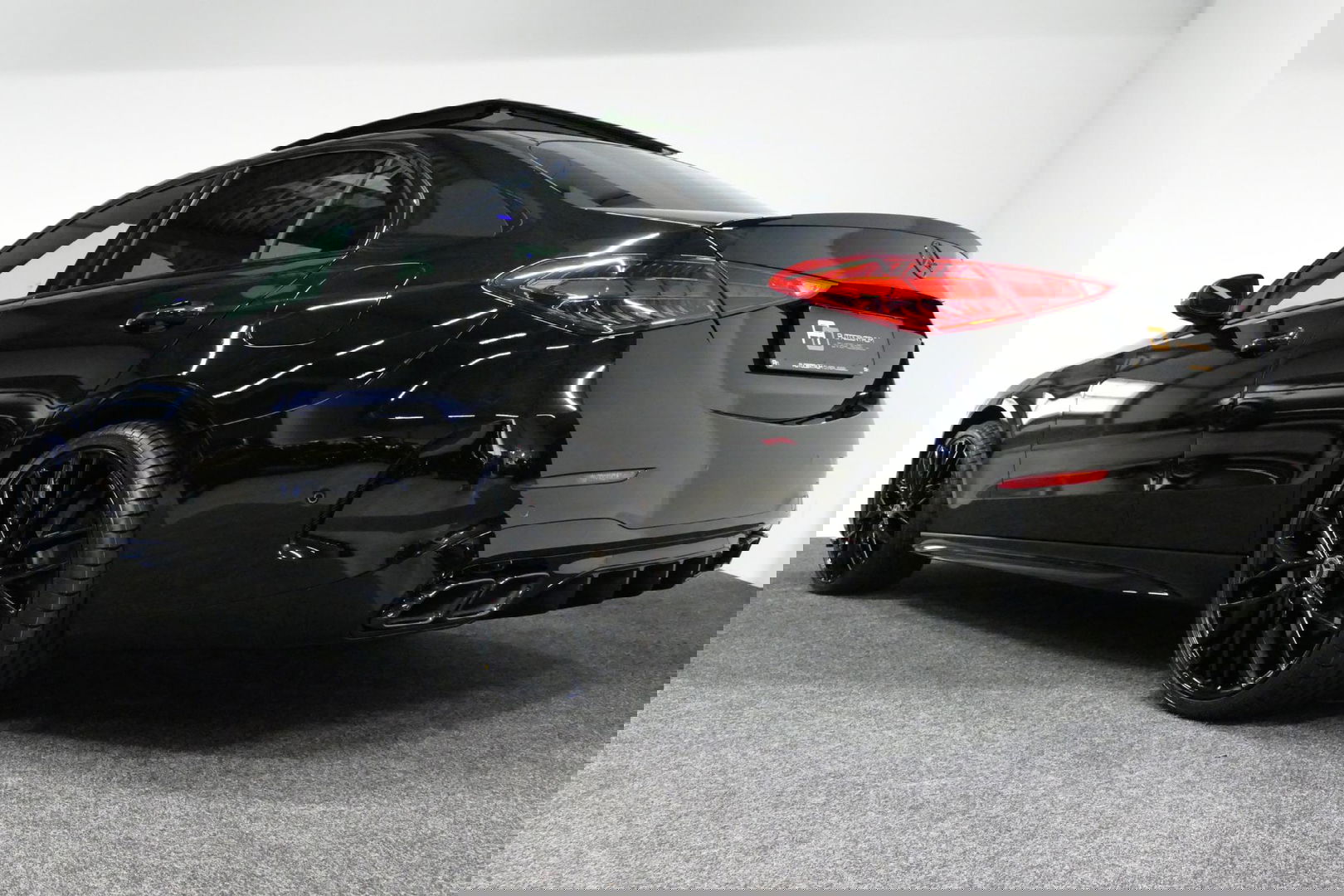 Mercedes-Benz C-Klasse 300 e AMG Line / C63S AMG Diffuser / Panamericana Grill / Panoramadak / Digital Light (Laser) / Ambienteverlichting / Rondomzichtcamera / Apple Carplay - Android Auto / Stoelverwarming / Lederen bekleding / Stuurwiel verwarming / Dodehoek detectie / 20'' 