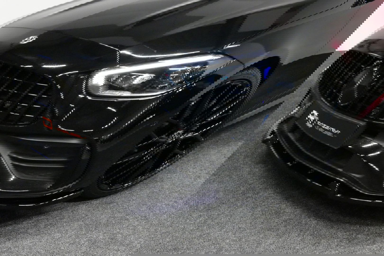Mercedes-Benz C-Klasse 300 e AMG Line / C63S AMG Diffuser / Panamericana Grill / Panoramadak / Digital Light (Laser) / Ambienteverlichting / Rondomzichtcamera / Apple Carplay - Android Auto / Stoelverwarming / Lederen bekleding / Stuurwiel verwarming / Dodehoek detectie / 20'' 