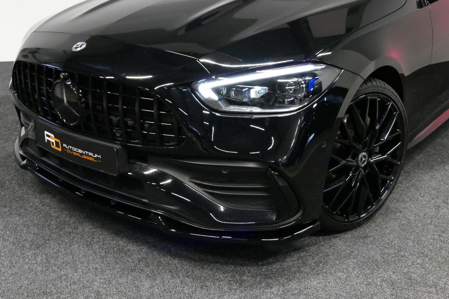 Mercedes-Benz C-Klasse 300 e AMG Line / C63S AMG Diffuser / Panamericana Grill / Panoramadak / Digital Light (Laser) / Ambienteverlichting / Rondomzichtcamera / Apple Carplay - Android Auto / Stoelverwarming / Lederen bekleding / Stuurwiel verwarming / Dodehoek detectie / 20'' 