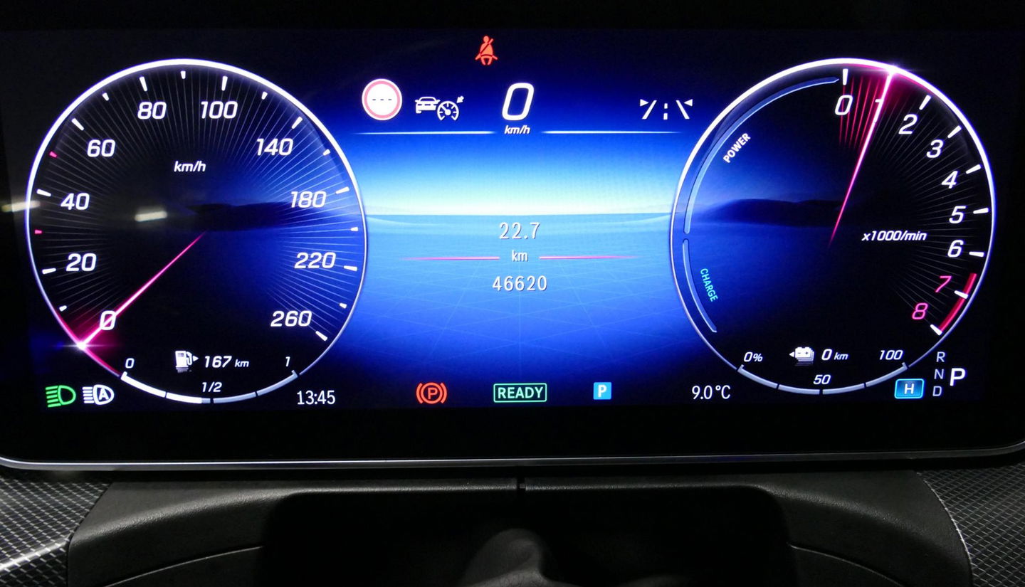 Mercedes-Benz C-Klasse 300 e AMG Line / C63S AMG Diffuser / Panamericana Grill / Panoramadak / Digital Light (Laser) / Ambienteverlichting / Rondomzichtcamera / Apple Carplay - Android Auto / Stoelverwarming / Lederen bekleding / Stuurwiel verwarming / Dodehoek detectie / 20'' 