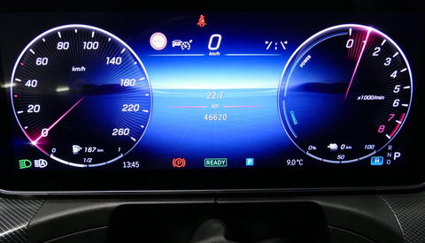 Mercedes-Benz C-Klasse 300 e AMG Line / C63S AMG Diffuser / Panamericana Grill / Panoramadak / Digital Light (Laser) / Ambienteverlichting / Rondomzichtcamera / Apple Carplay - Android Auto / Stoelverwarming / Lederen bekleding / Stuurwiel verwarming / Dodehoek detectie / 20'' 