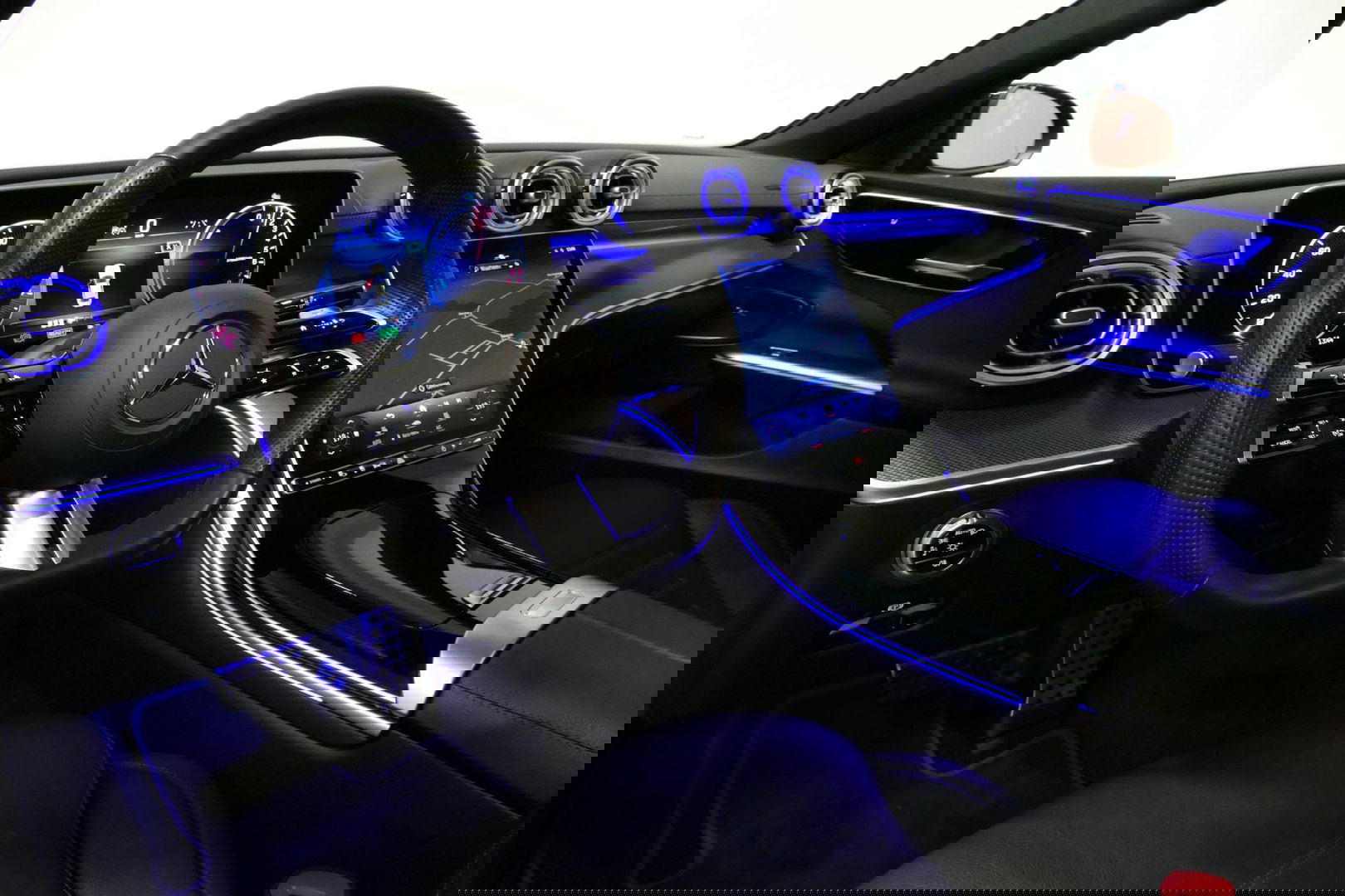 Mercedes-Benz C-Klasse 300 e AMG Line / C63S AMG Diffuser / Panamericana Grill / Panoramadak / Digital Light (Laser) / Ambienteverlichting / Rondomzichtcamera / Apple Carplay - Android Auto / Stoelverwarming / Lederen bekleding / Stuurwiel verwarming / Dodehoek detectie / 20'' 