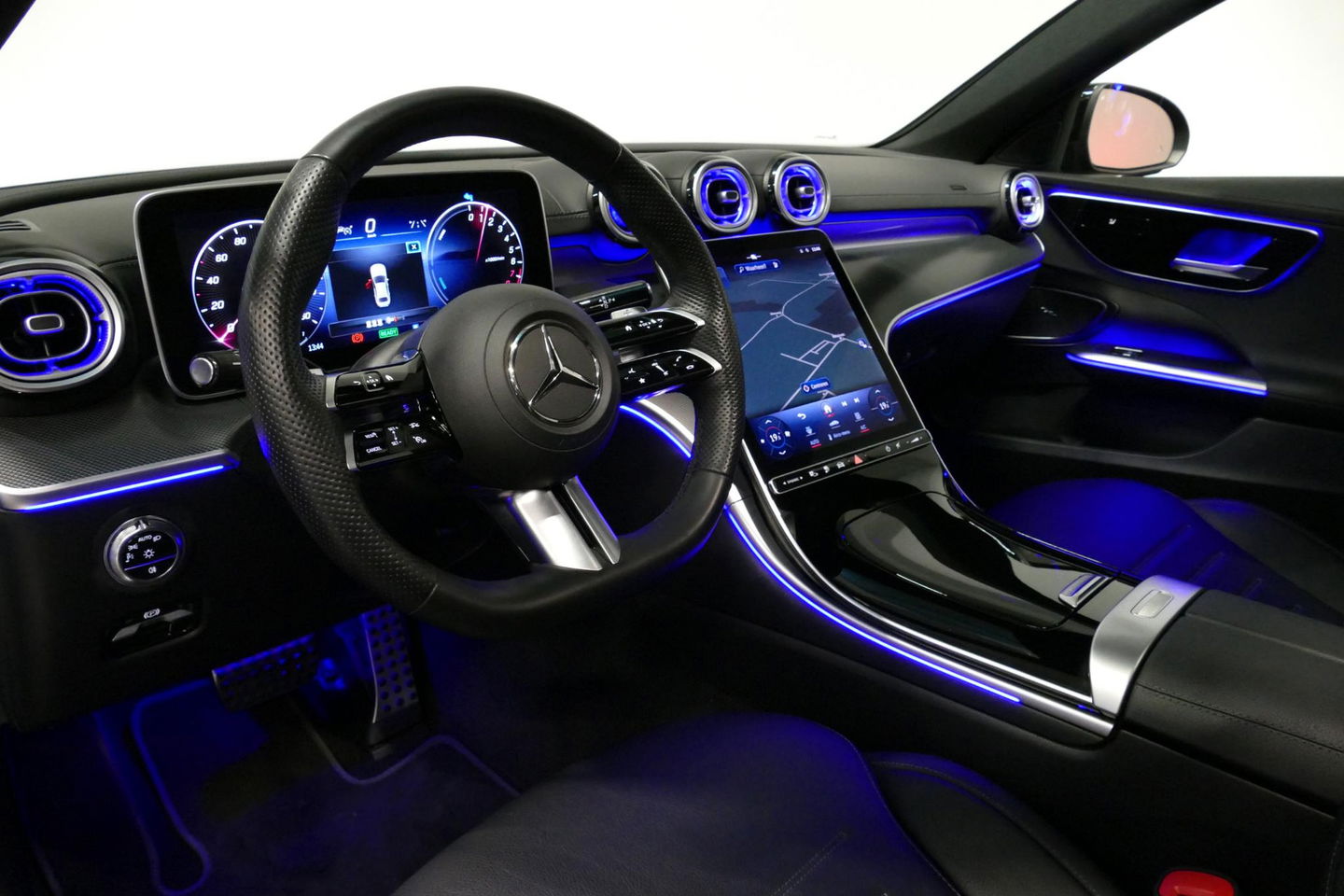 Mercedes-Benz C-Klasse 300 e AMG Line / C63S AMG Diffuser / Panamericana Grill / Panoramadak / Digital Light (Laser) / Ambienteverlichting / Rondomzichtcamera / Apple Carplay - Android Auto / Stoelverwarming / Lederen bekleding / Stuurwiel verwarming / Dodehoek detectie / 20'' 