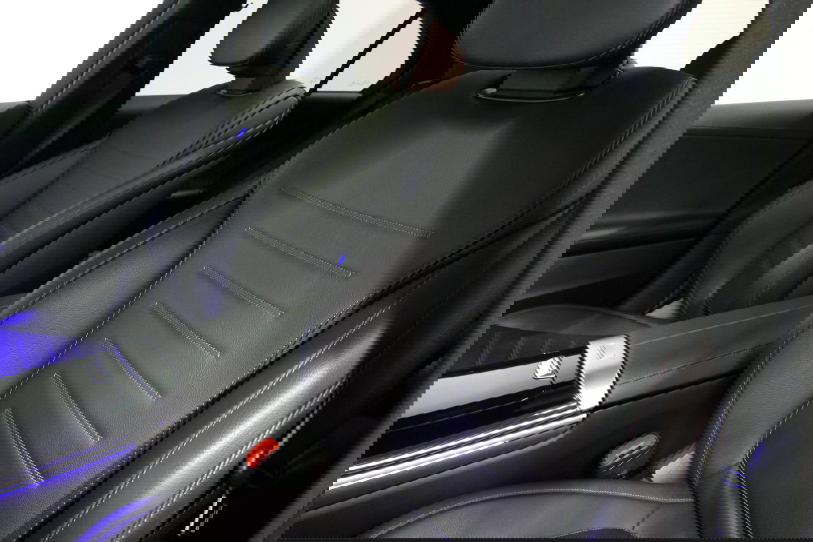 Mercedes-Benz C-Klasse 300 e AMG Line / C63S AMG Diffuser / Panamericana Grill / Panoramadak / Digital Light (Laser) / Ambienteverlichting / Rondomzichtcamera / Apple Carplay - Android Auto / Stoelverwarming / Lederen bekleding / Stuurwiel verwarming / Dodehoek detectie / 20'' 