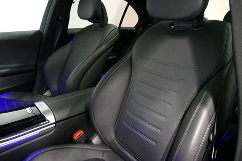 Mercedes-Benz C-Klasse 300 e AMG Line / C63S AMG Diffuser / Panamericana Grill / Panoramadak / Digital Light (Laser) / Ambienteverlichting / Rondomzichtcamera / Apple Carplay - Android Auto / Stoelverwarming / Lederen bekleding / Stuurwiel verwarming / Dodehoek detectie / 20'' 