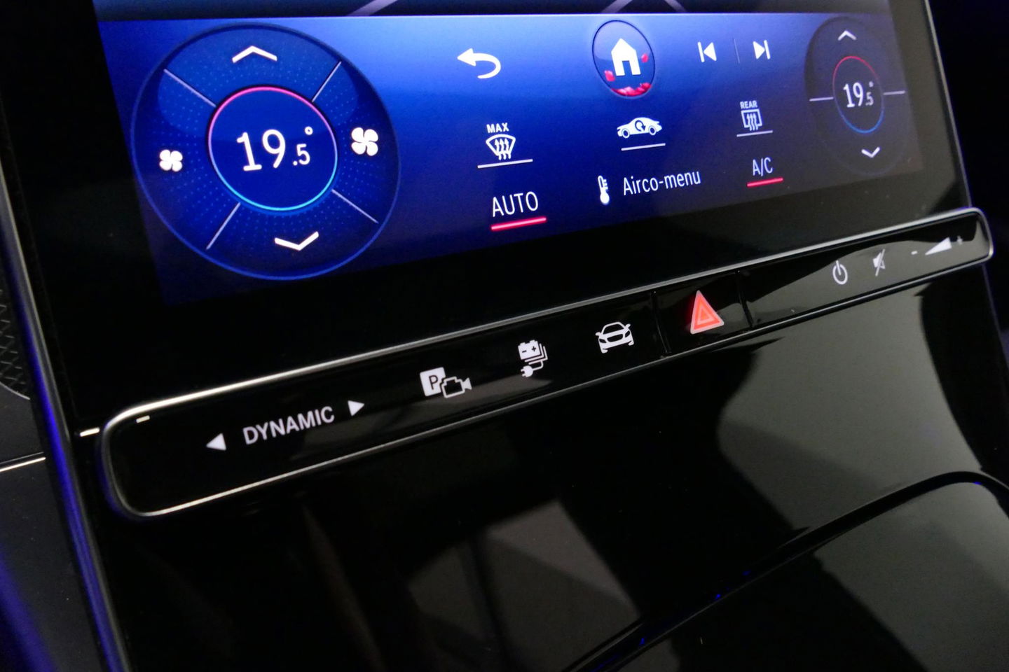 Mercedes-Benz C-Klasse 300 e AMG Line / C63S AMG Diffuser / Panamericana Grill / Panoramadak / Digital Light (Laser) / Ambienteverlichting / Rondomzichtcamera / Apple Carplay - Android Auto / Stoelverwarming / Lederen bekleding / Stuurwiel verwarming / Dodehoek detectie / 20'' 