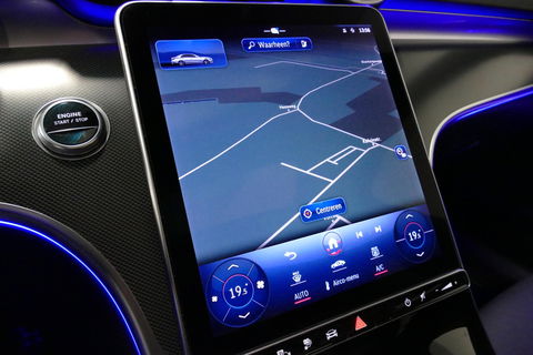 Mercedes-Benz C-Klasse 300 e AMG Line / C63S AMG Diffuser / Panamericana Grill / Panoramadak / Digital Light (Laser) / Ambienteverlichting / Rondomzichtcamera / Apple Carplay - Android Auto / Stoelverwarming / Lederen bekleding / Stuurwiel verwarming / Dodehoek detectie / 20'' 
