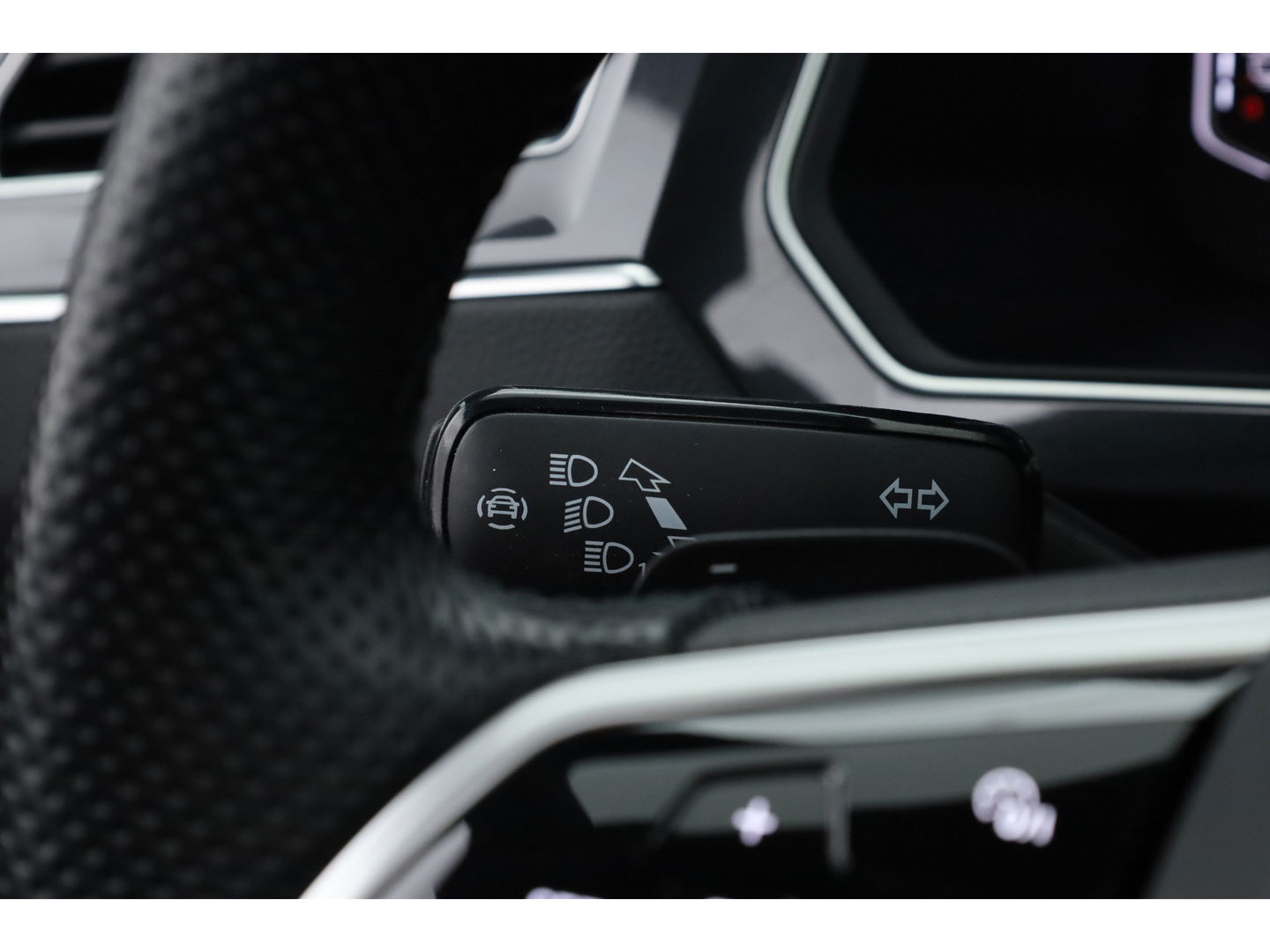 Volkswagen Tiguan 1.4 TSI eHybrid R-Line Business+ | Pano | Elek. Trekhaak | Dig. Cockpit | PDC | Stoel- Stuurverw. | Adapt. Cruise | Nav+App.Connect | IQ.Light v