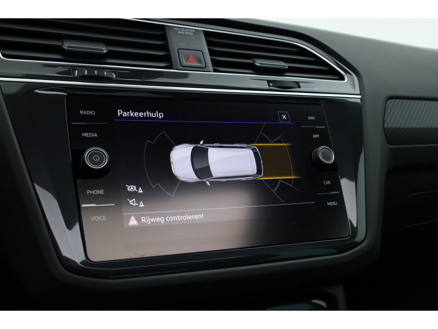 Volkswagen Tiguan 1.4 TSI eHybrid R-Line Business+ | Pano | Elek. Trekhaak | Dig. Cockpit | PDC | Stoel- Stuurverw. | Adapt. Cruise | Nav+App.Connect | IQ.Light v