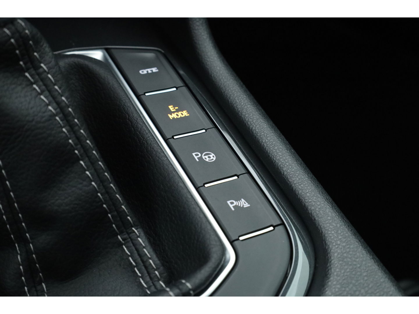 Volkswagen Tiguan 1.4 TSI eHybrid R-Line Business+ | Pano | Elek. Trekhaak | Dig. Cockpit | PDC | Stoel- Stuurverw. | Adapt. Cruise | Nav+App.Connect | IQ.Light v