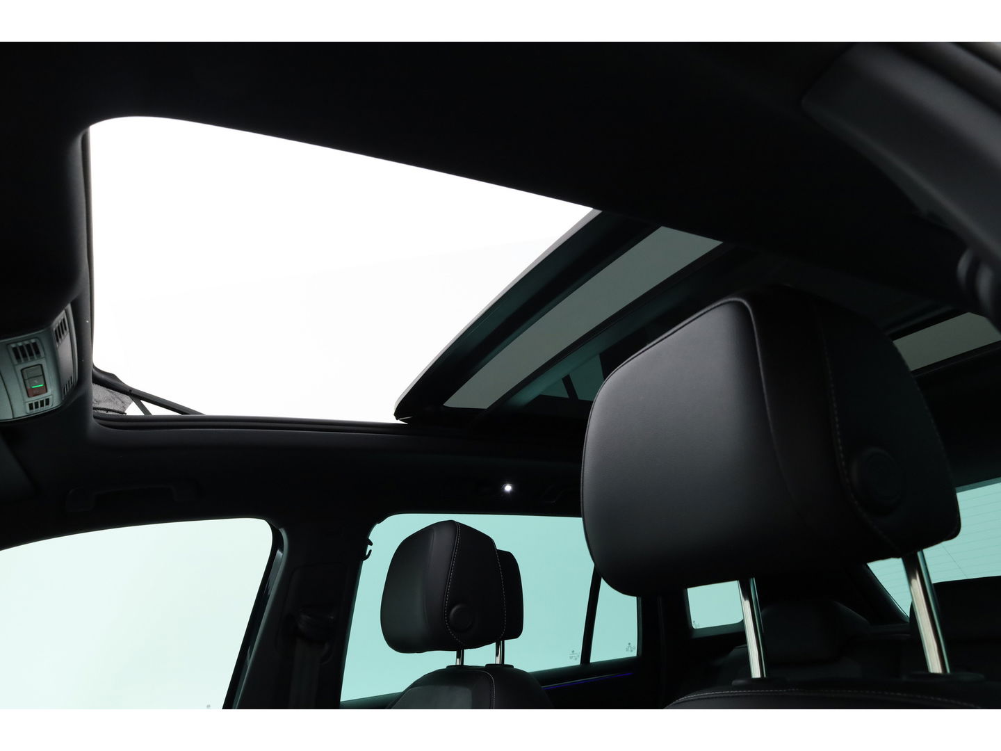 Volkswagen Tiguan 1.4 TSI eHybrid R-Line Business+ | Pano | Elek. Trekhaak | Dig. Cockpit | PDC | Stoel- Stuurverw. | Adapt. Cruise | Nav+App.Connect | IQ.Light v