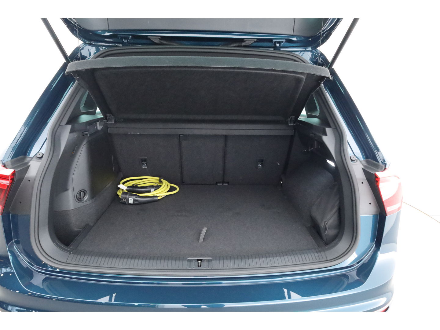 Volkswagen Tiguan 1.4 TSI eHybrid R-Line Business+ | Pano | Elek. Trekhaak | Dig. Cockpit | PDC | Stoel- Stuurverw. | Adapt. Cruise | Nav+App.Connect | IQ.Light v