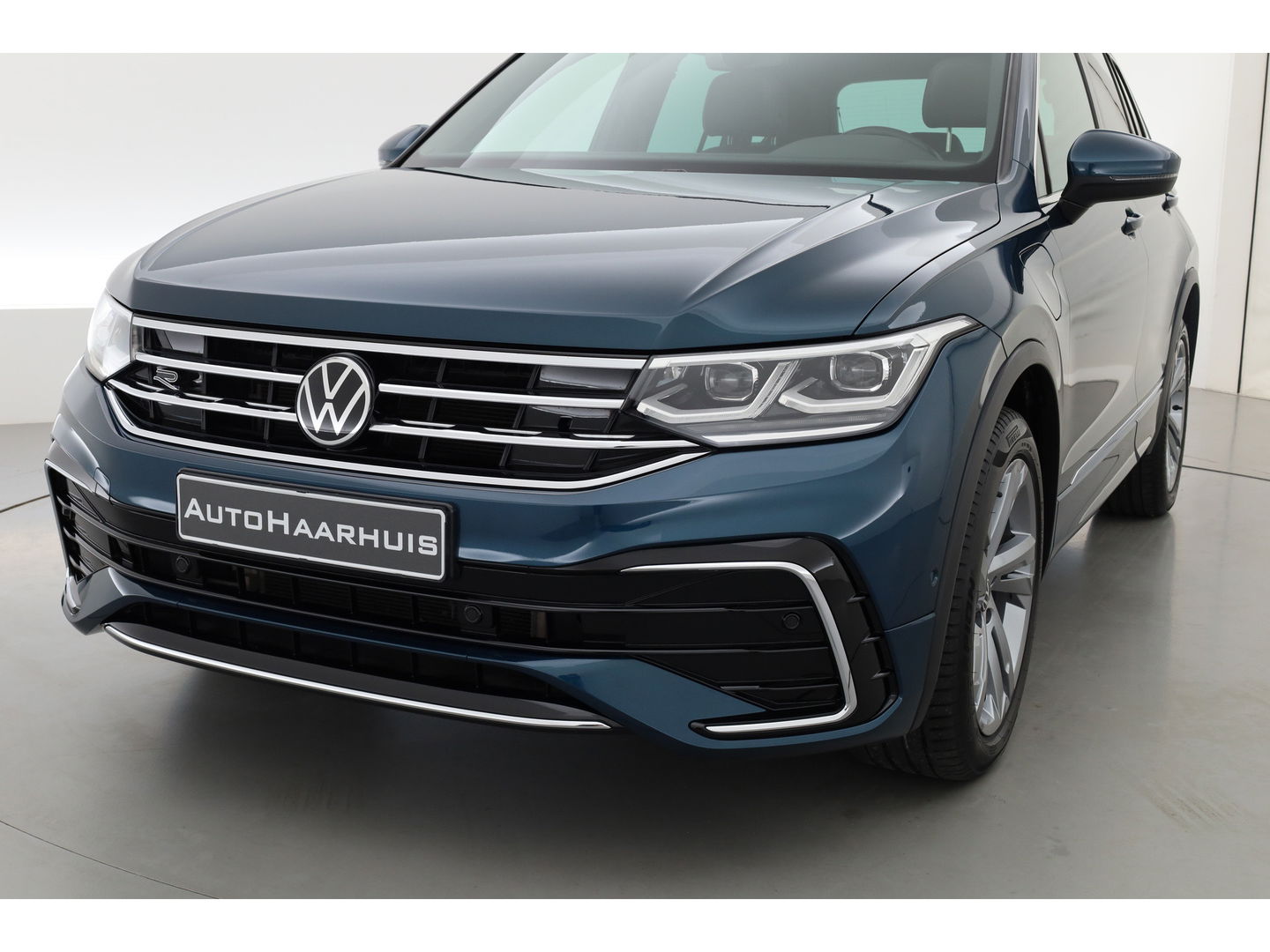 Volkswagen Tiguan 1.4 TSI eHybrid R-Line Business+ | Pano | Elek. Trekhaak | Dig. Cockpit | PDC | Stoel- Stuurverw. | Adapt. Cruise | Nav+App.Connect | IQ.Light v