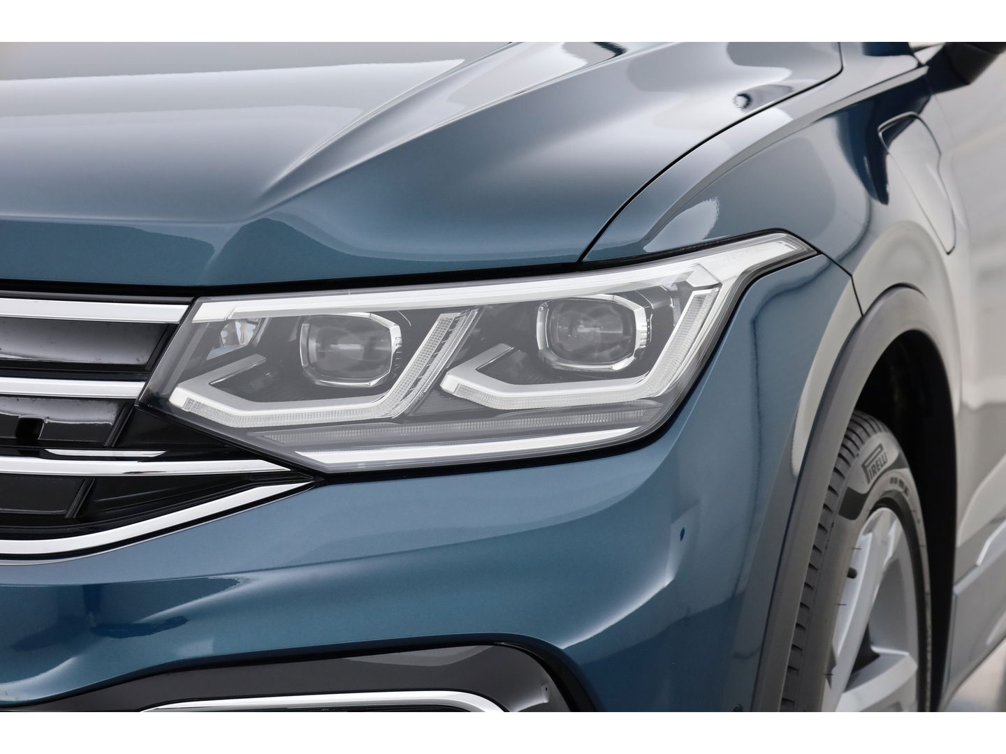 Volkswagen Tiguan 1.4 TSI eHybrid R-Line Business+ | Pano | Elek. Trekhaak | Dig. Cockpit | PDC | Stoel- Stuurverw. | Adapt. Cruise | Nav+App.Connect | IQ.Light v