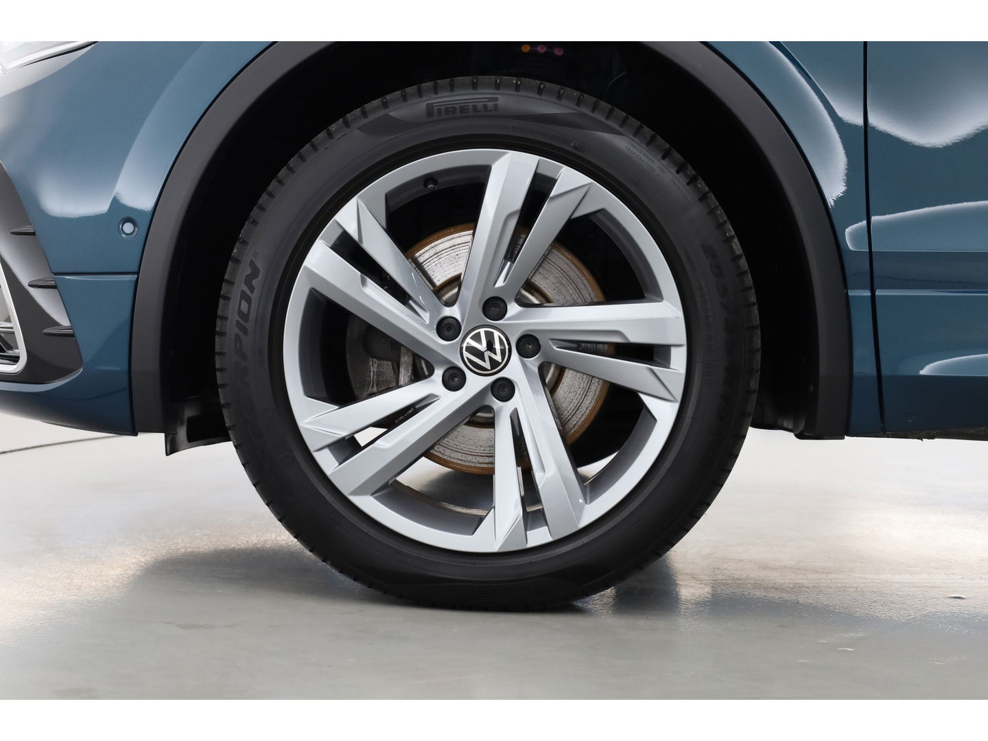 Volkswagen Tiguan 1.4 TSI eHybrid R-Line Business+ | Pano | Elek. Trekhaak | Dig. Cockpit | PDC | Stoel- Stuurverw. | Adapt. Cruise | Nav+App.Connect | IQ.Light v