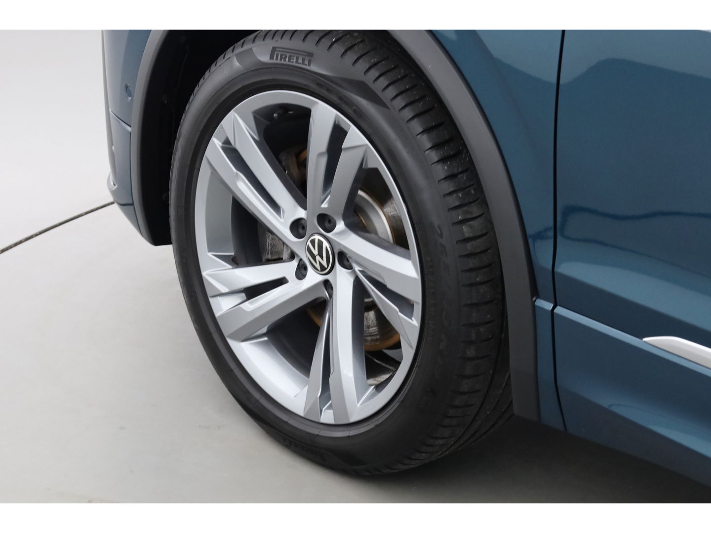 Volkswagen Tiguan 1.4 TSI eHybrid R-Line Business+ | Pano | Elek. Trekhaak | Dig. Cockpit | PDC | Stoel- Stuurverw. | Adapt. Cruise | Nav+App.Connect | IQ.Light v