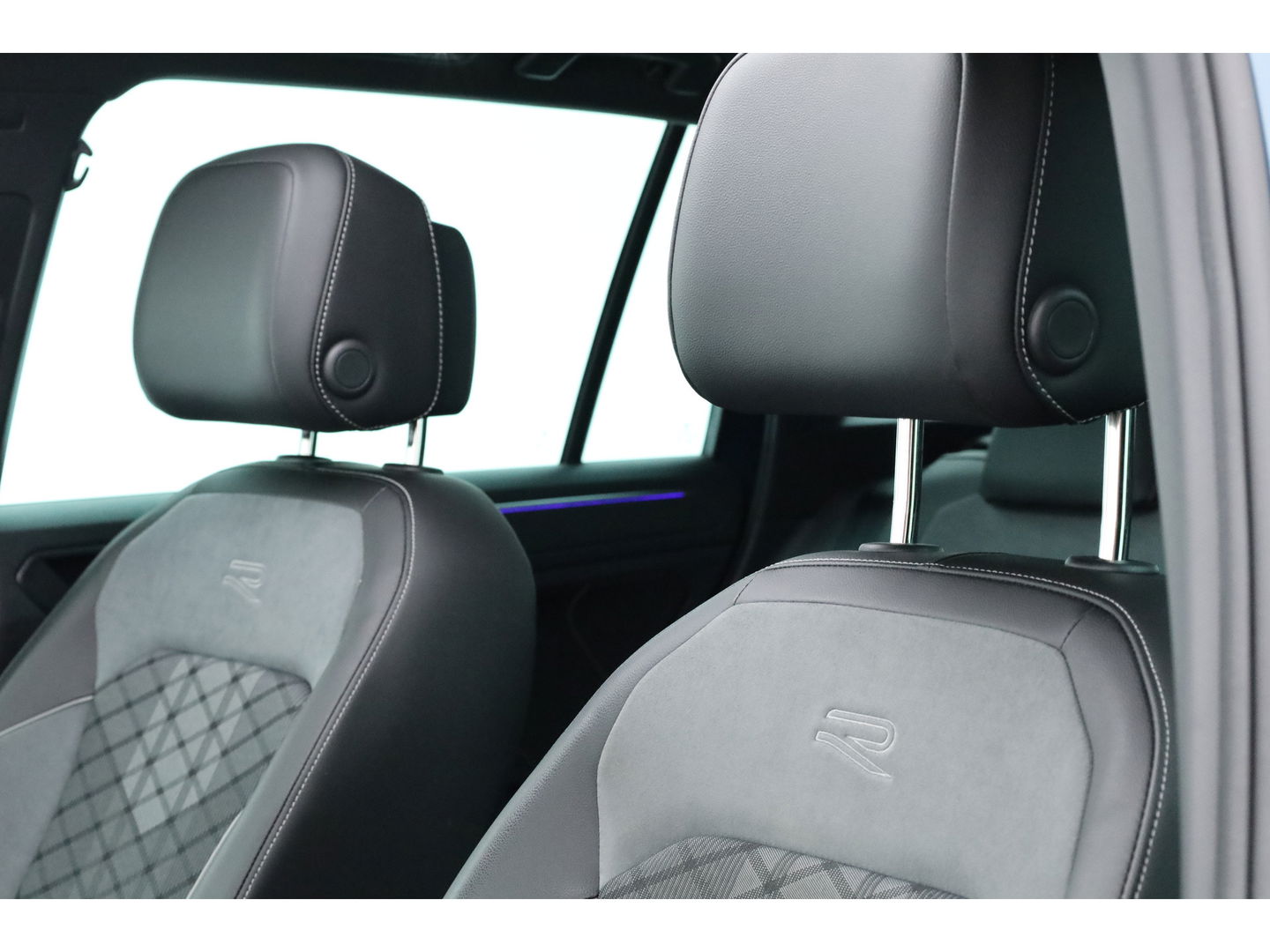 Volkswagen Tiguan 1.4 TSI eHybrid R-Line Business+ | Pano | Elek. Trekhaak | Dig. Cockpit | PDC | Stoel- Stuurverw. | Adapt. Cruise | Nav+App.Connect | IQ.Light v