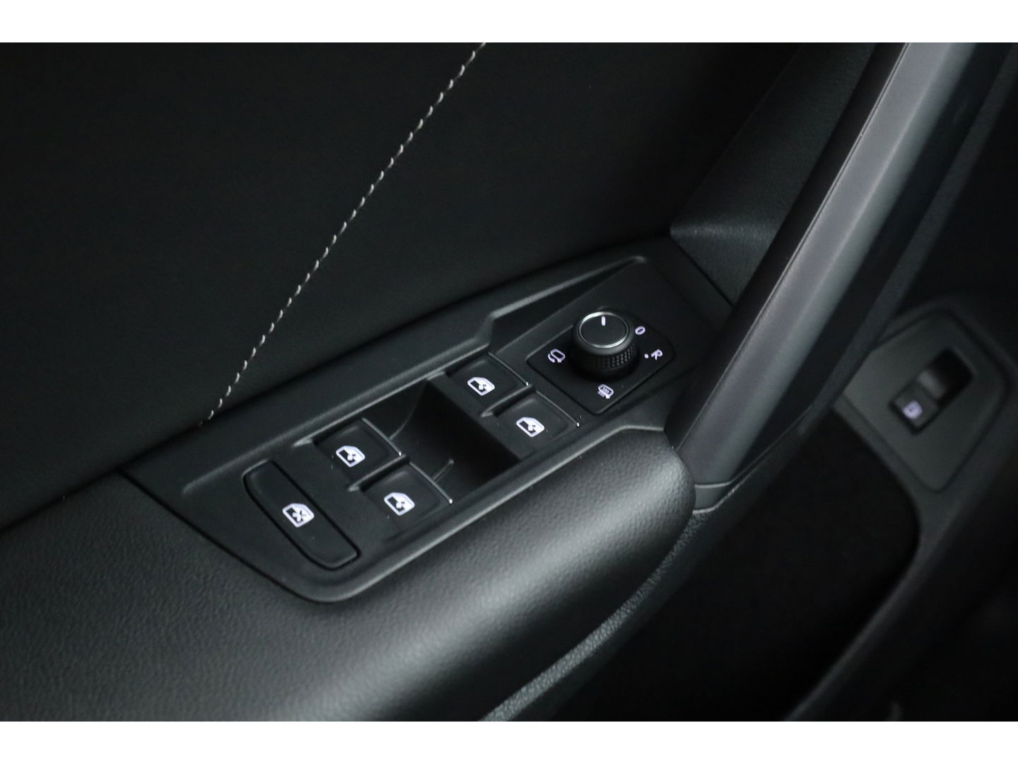 Volkswagen Tiguan 1.4 TSI eHybrid R-Line Business+ | Pano | Elek. Trekhaak | Dig. Cockpit | PDC | Stoel- Stuurverw. | Adapt. Cruise | Nav+App.Connect | IQ.Light v