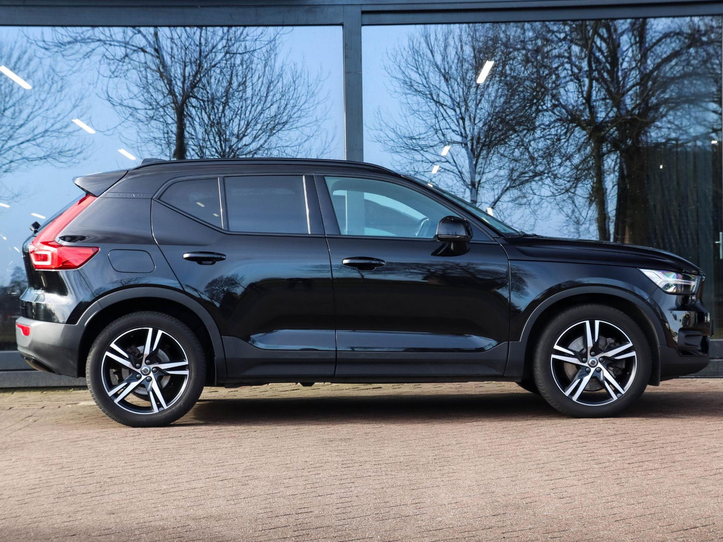 Volvo XC40 1.5 T4 Recharge R-Design 211pk | Volleder zwart | Stoel-Stuurwielverwarming