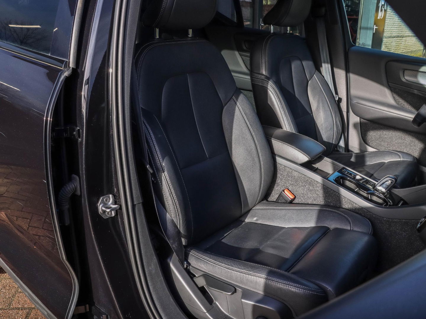 Volvo XC40 1.5 T4 Recharge R-Design 211pk | Volleder zwart | Stoel-Stuurwielverwarming