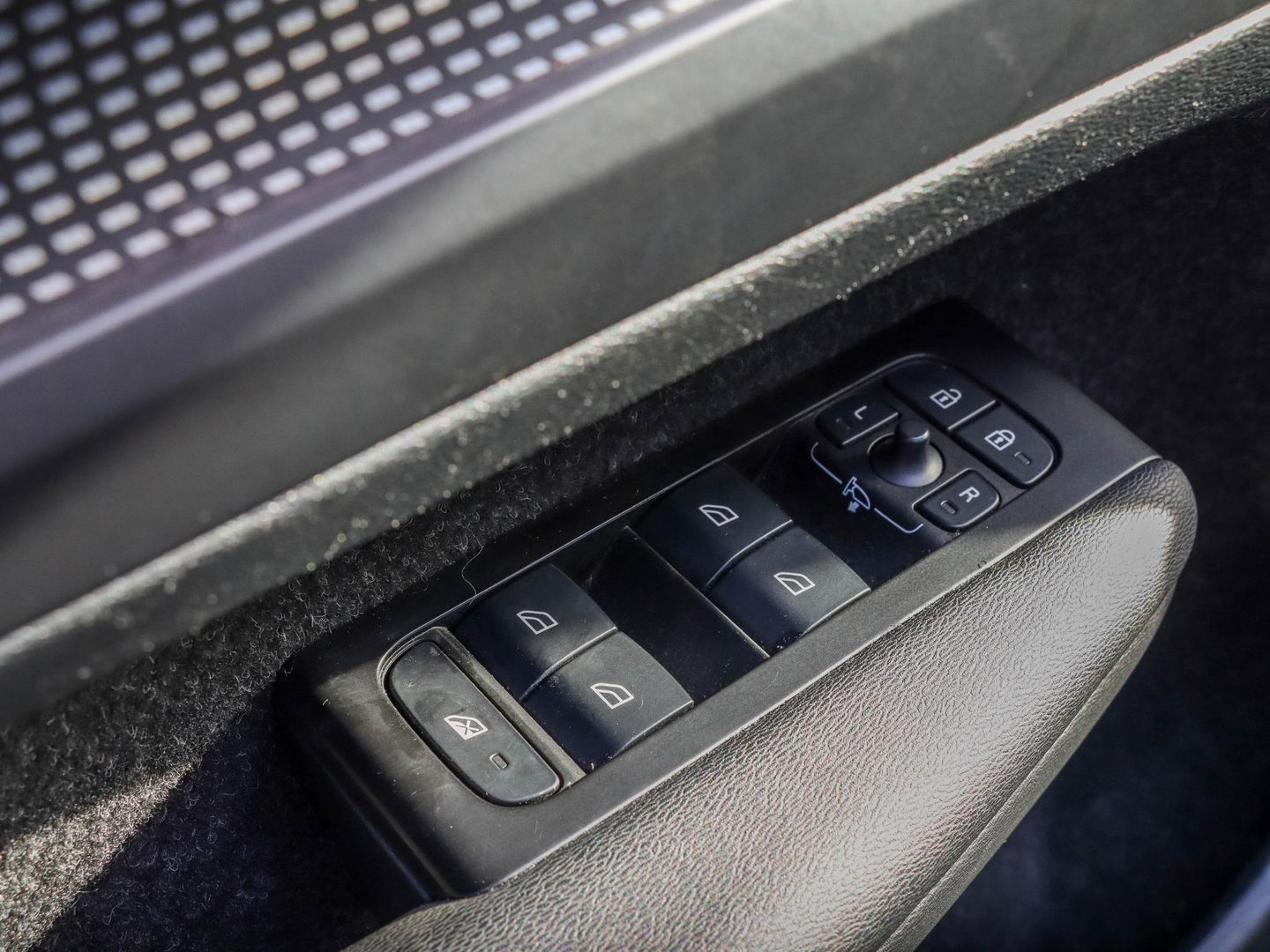 Volvo XC40 1.5 T4 Recharge R-Design 211pk | Volleder zwart | Stoel-Stuurwielverwarming