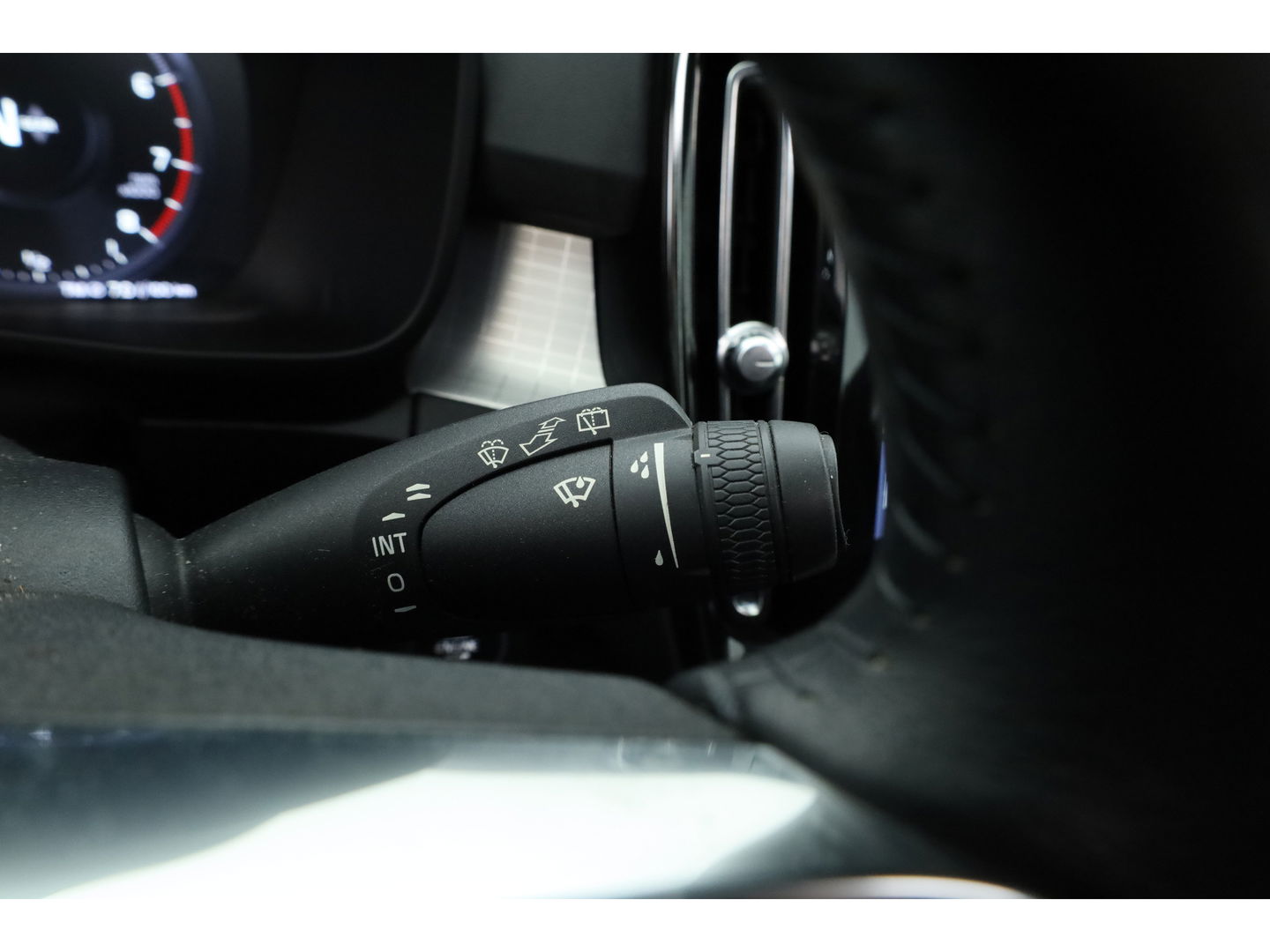 Volvo XC40 1.5 T3 Momentum | Pano-dak | Trekhaak | Navi | Cruise | PDC voor + achter |