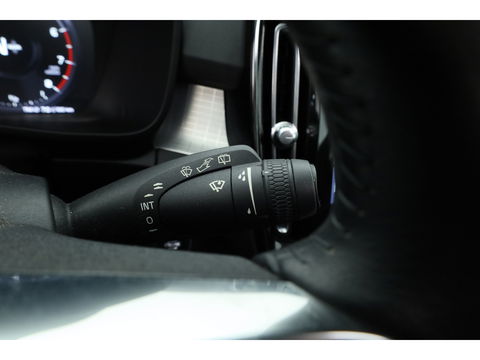 Volvo XC40 1.5 T3 Momentum | Pano-dak | Trekhaak | Navi | Cruise | PDC voor + achter |