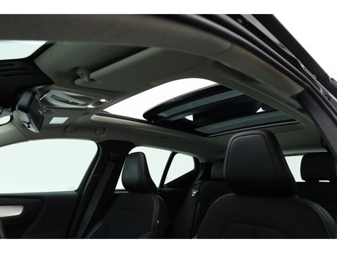Volvo XC40 1.5 T3 Momentum | Pano-dak | Trekhaak | Navi | Cruise | PDC voor + achter |