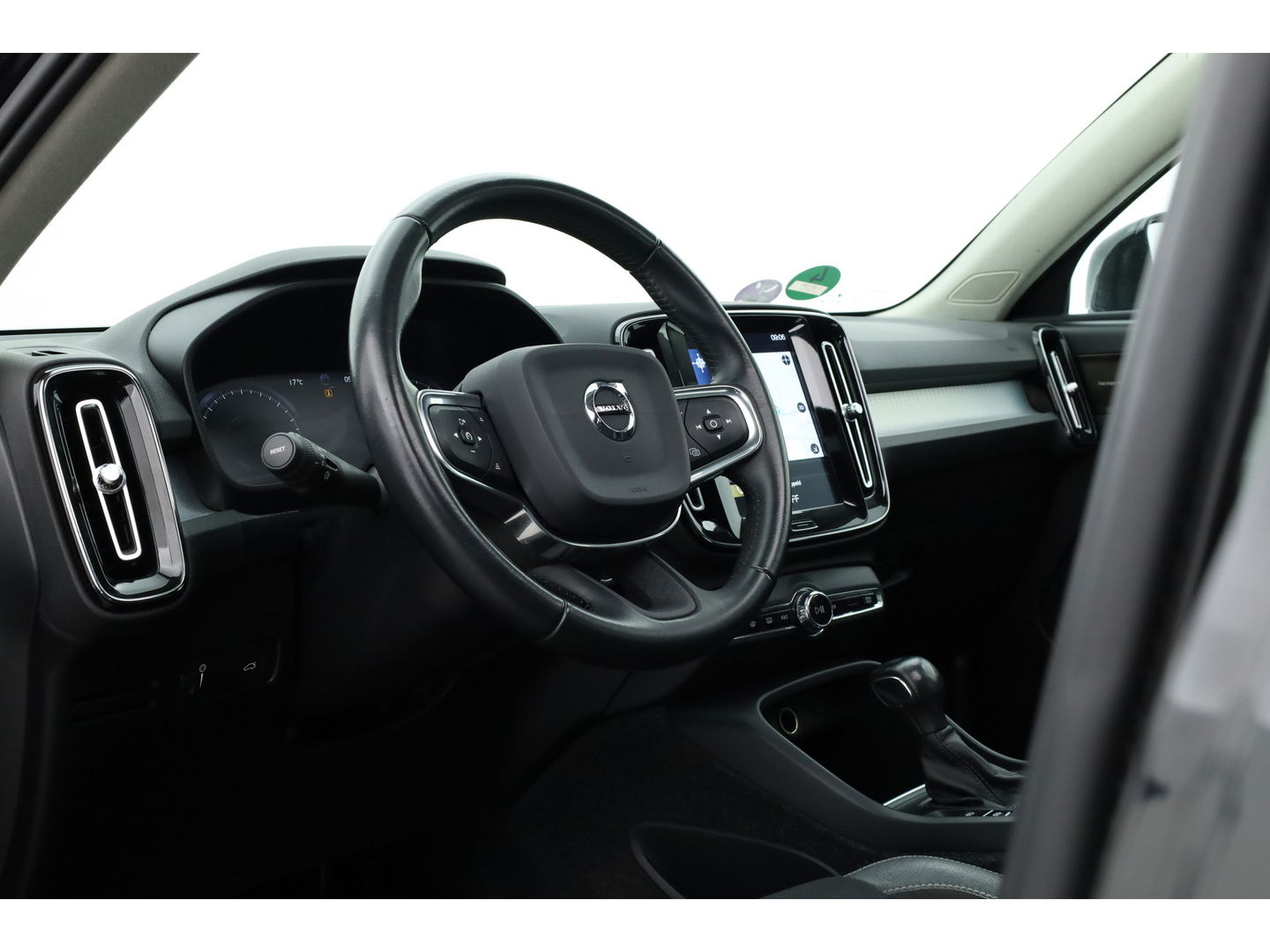 Volvo XC40 1.5 T3 Momentum | Pano-dak | Trekhaak | Navi | Cruise | PDC voor + achter |