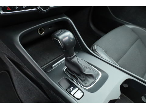 Volvo XC40 1.5 T3 Momentum | Pano-dak | Trekhaak | Navi | Cruise | PDC voor + achter |