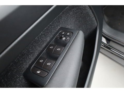Volvo XC40 1.5 T3 Momentum | Pano-dak | Trekhaak | Navi | Cruise | PDC voor + achter |