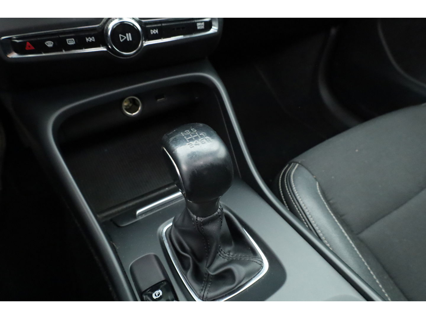 Volvo XC40 1.5 T3 Momentum | Pano-dak | Trekhaak | Navi | Cruise | PDC voor + achter |