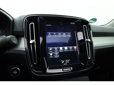 Volvo XC40 1.5 T3 Momentum | Pano-dak | Trekhaak | Navi | Cruise | PDC voor + achter |