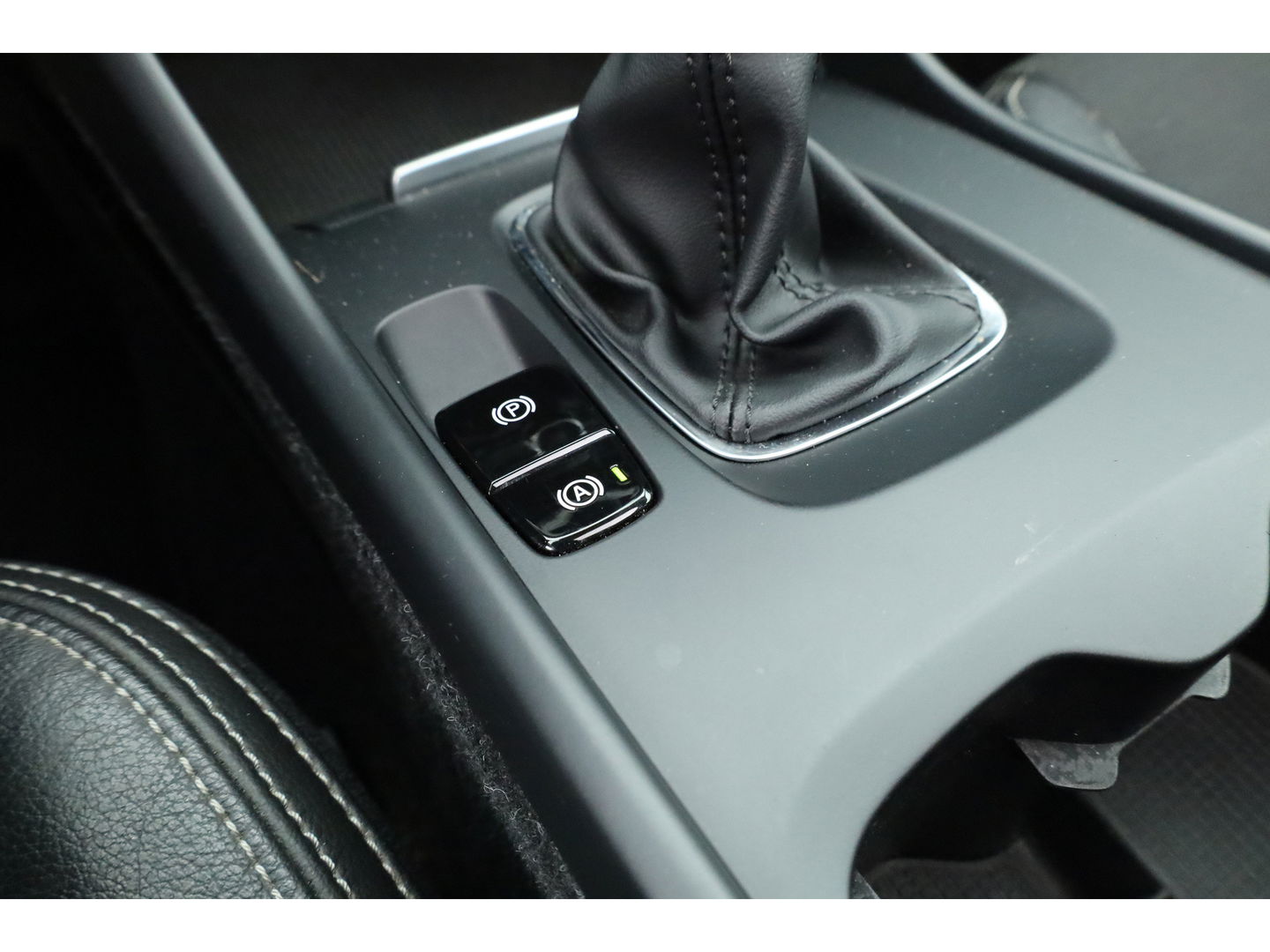 Volvo XC40 1.5 T3 Momentum | Pano-dak | Trekhaak | Navi | Cruise | PDC voor + achter |