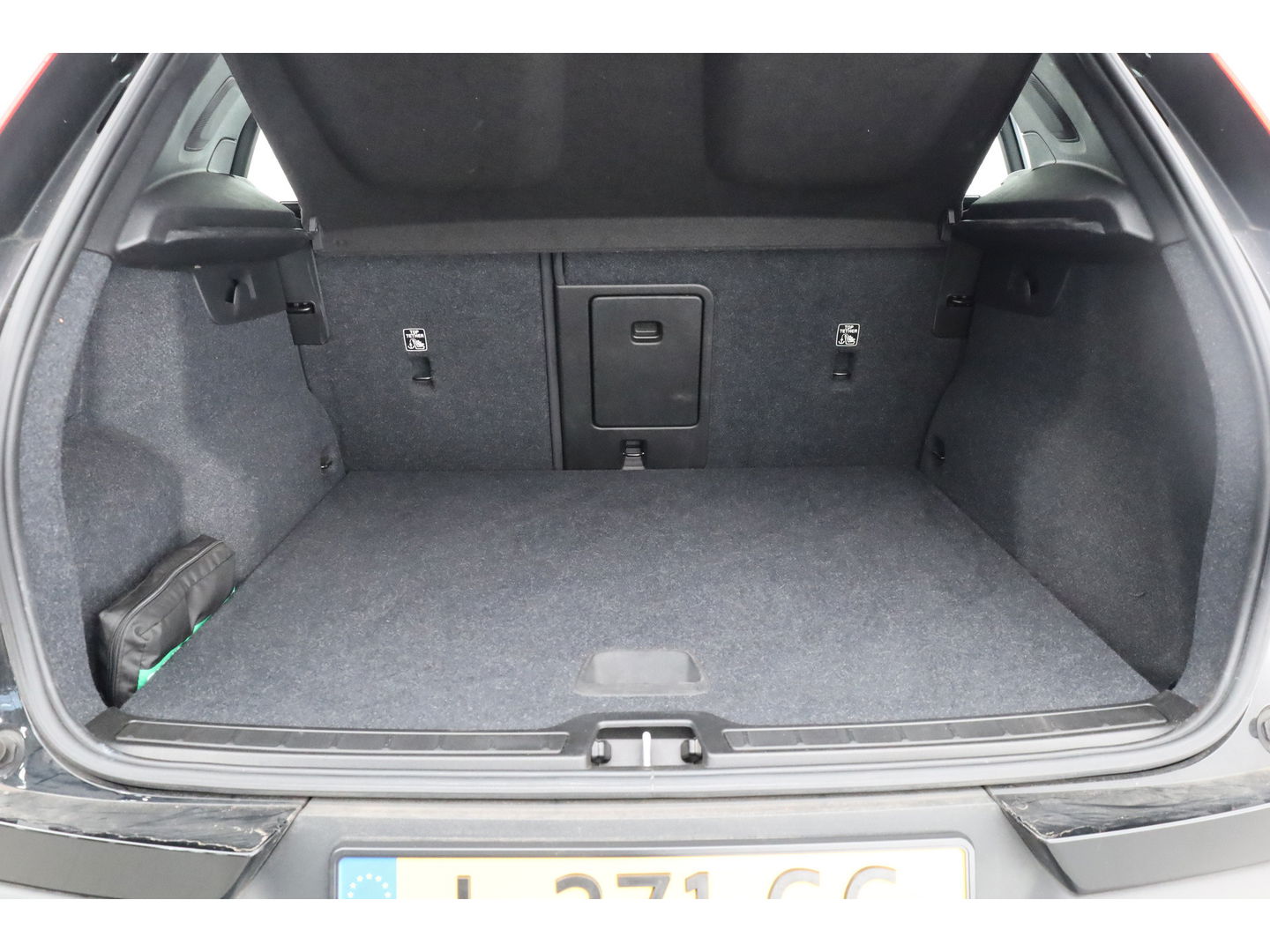 Volvo XC40 1.5 T3 Momentum | Pano-dak | Trekhaak | Navi | Cruise | PDC voor + achter |