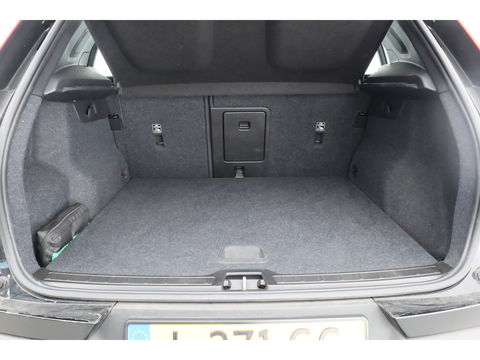 Volvo XC40 1.5 T3 Momentum | Pano-dak | Trekhaak | Navi | Cruise | PDC voor + achter |