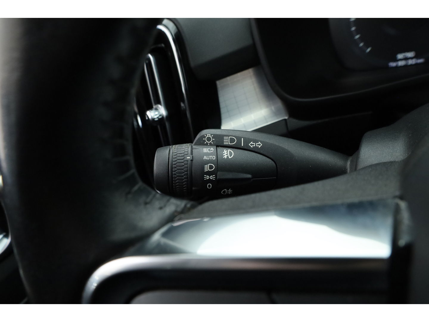 Volvo XC40 1.5 T3 Momentum | Pano-dak | Trekhaak | Navi | Cruise | PDC voor + achter |