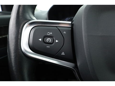Volvo XC40 1.5 T3 Momentum | Pano-dak | Trekhaak | Navi | Cruise | PDC voor + achter |