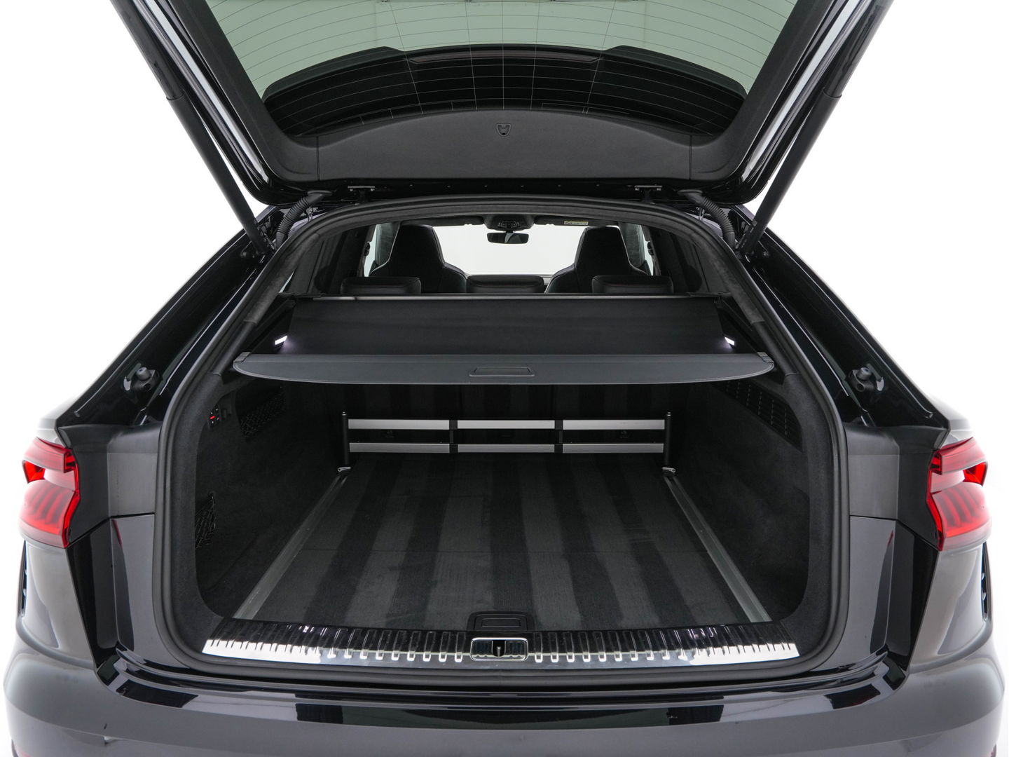 Audi RS Q8 4.0 TFSI quattro *MILLTEK | CERAMIC-BRAKES | PANO | HEAD-UP | CARBON-PACK | LEATHER | MEMORY-PACK | 4-WHEEL-STEERING | AIR-SUSPENSION | BANG&OLFUSEN | ADAPTIVE-CRUISE | BLINDSPOT | TOP-VIEW | SOFT-CLOSE | NIG