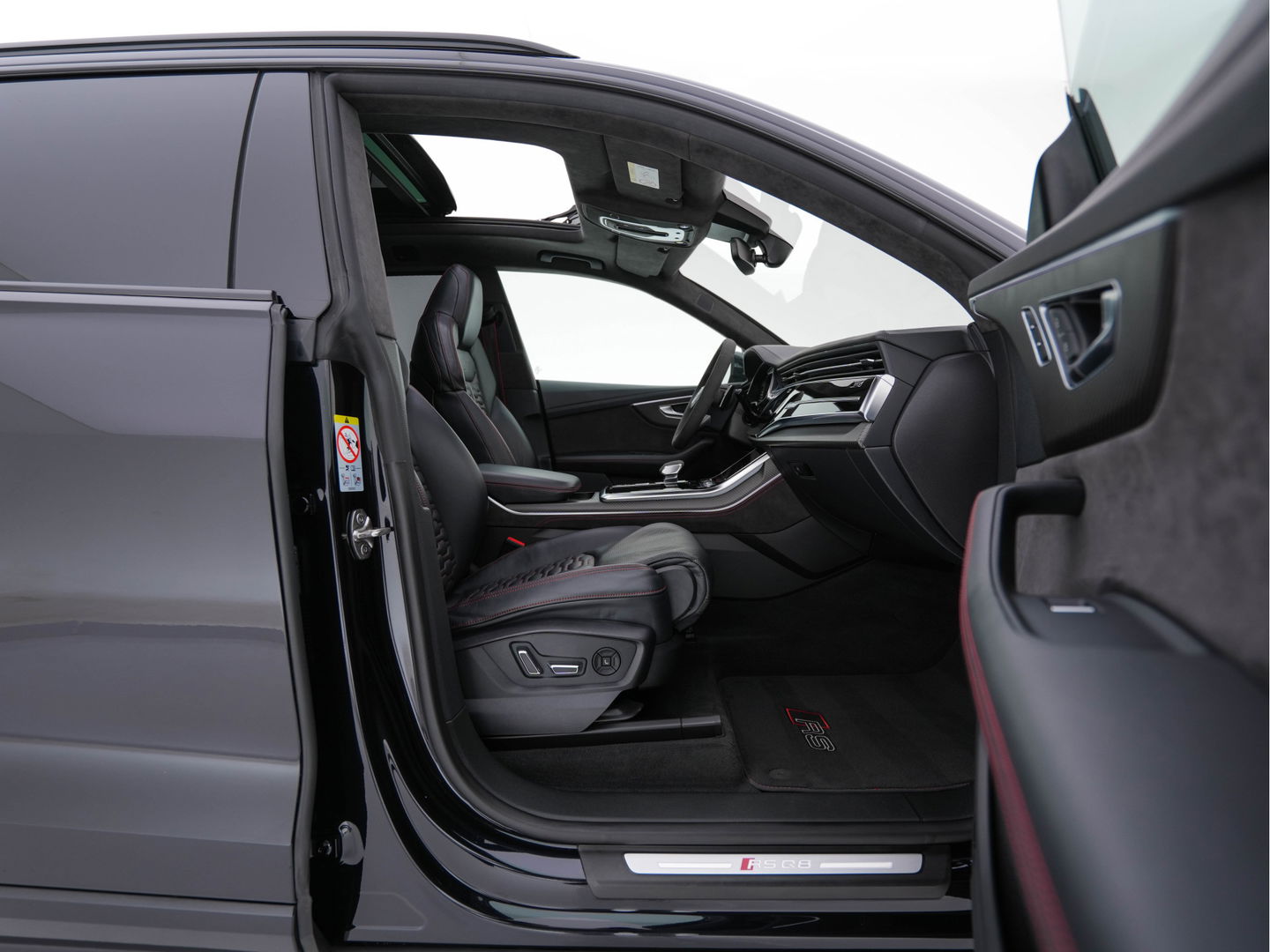 Audi RS Q8 4.0 TFSI quattro *MILLTEK | CERAMIC-BRAKES | PANO | HEAD-UP | CARBON-PACK | LEATHER | MEMORY-PACK | 4-WHEEL-STEERING | AIR-SUSPENSION | BANG&OLFUSEN | ADAPTIVE-CRUISE | BLINDSPOT | TOP-VIEW | SOFT-CLOSE | NIG