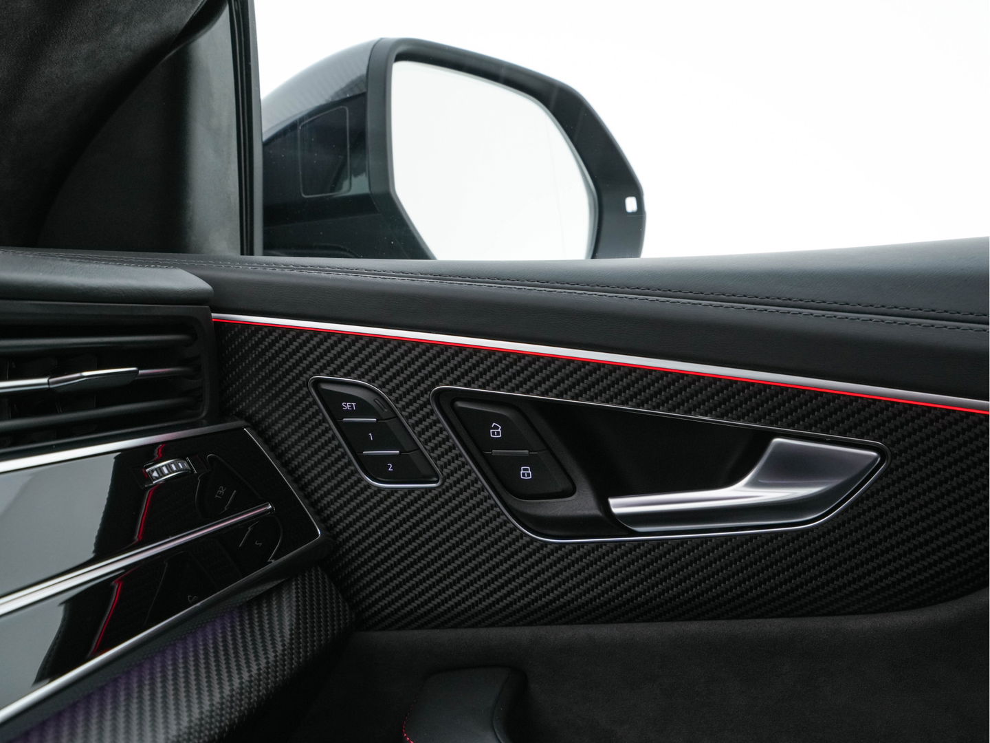 Audi RS Q8 4.0 TFSI quattro *MILLTEK | CERAMIC-BRAKES | PANO | HEAD-UP | CARBON-PACK | LEATHER | MEMORY-PACK | 4-WHEEL-STEERING | AIR-SUSPENSION | BANG&OLFUSEN | ADAPTIVE-CRUISE | BLINDSPOT | TOP-VIEW | SOFT-CLOSE | NIG