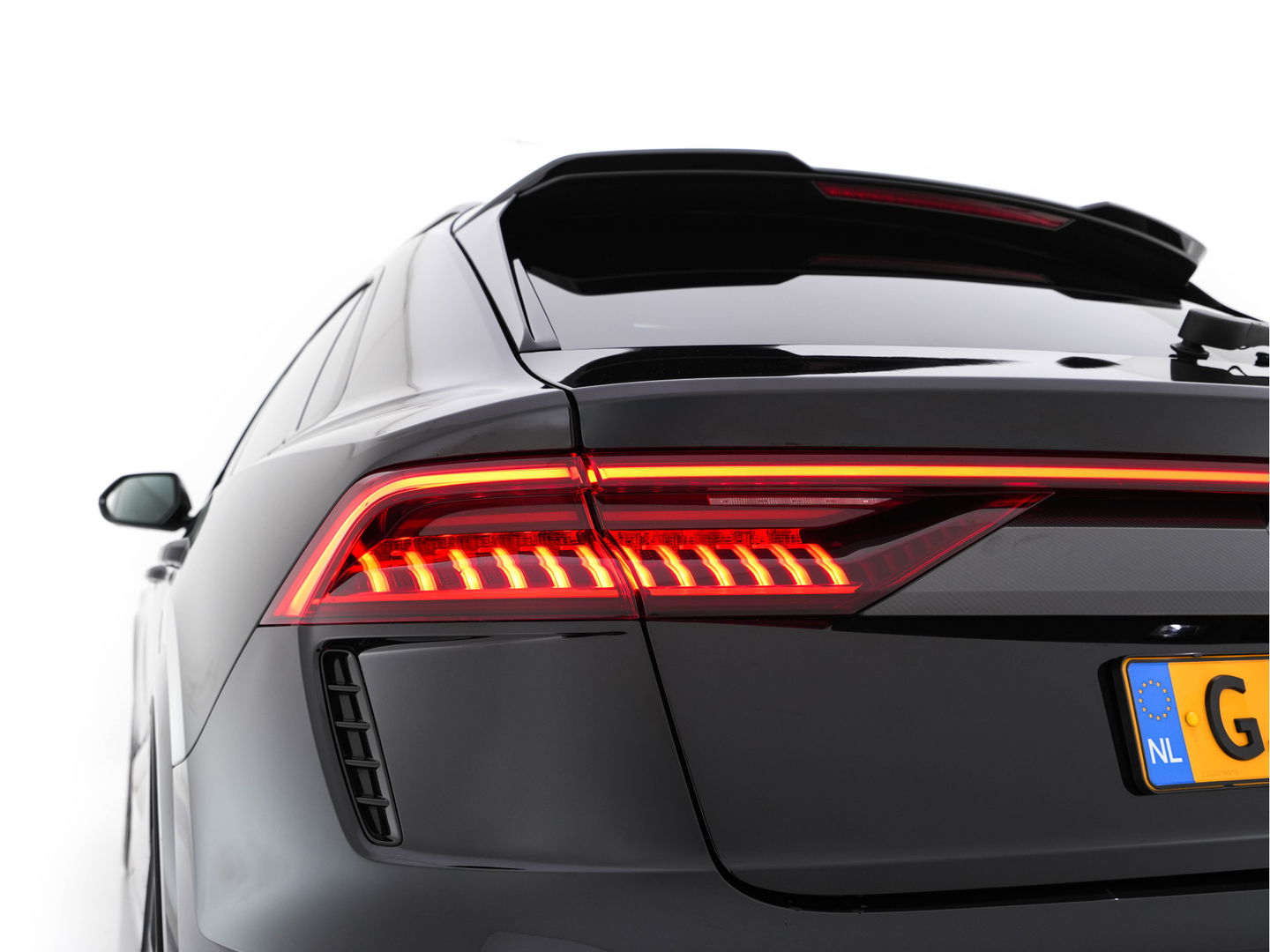 Audi RS Q8 4.0 TFSI quattro *MILLTEK | CERAMIC-BRAKES | PANO | HEAD-UP | CARBON-PACK | LEATHER | MEMORY-PACK | 4-WHEEL-STEERING | AIR-SUSPENSION | BANG&OLFUSEN | ADAPTIVE-CRUISE | BLINDSPOT | TOP-VIEW | SOFT-CLOSE | NIG