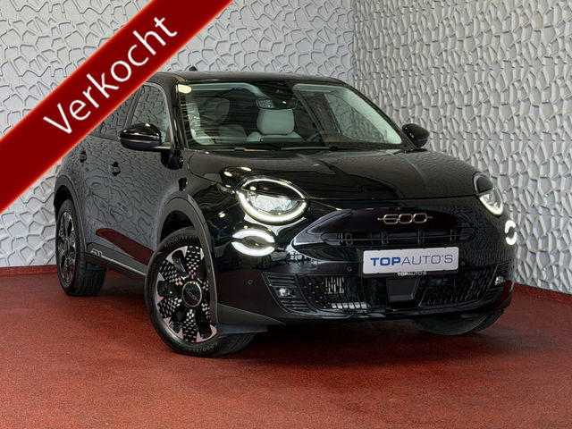 Fiat 600 - 1.2 HYBRID LA PRIMA CAMERA CARPLAY ADAP.CRUISE STOELVERW. ELEK.KLEP LEER MASSAGE ELEK.STOEL 18''LMV ✅ Top Auto Fiat Wijchen , 30 Jaar ervaring in Fiat , Wij leveren de : Icon / La Prima / Pop / Sport . Urban / Benzine / Hybrid . Met Fabrieksgarantie ✅