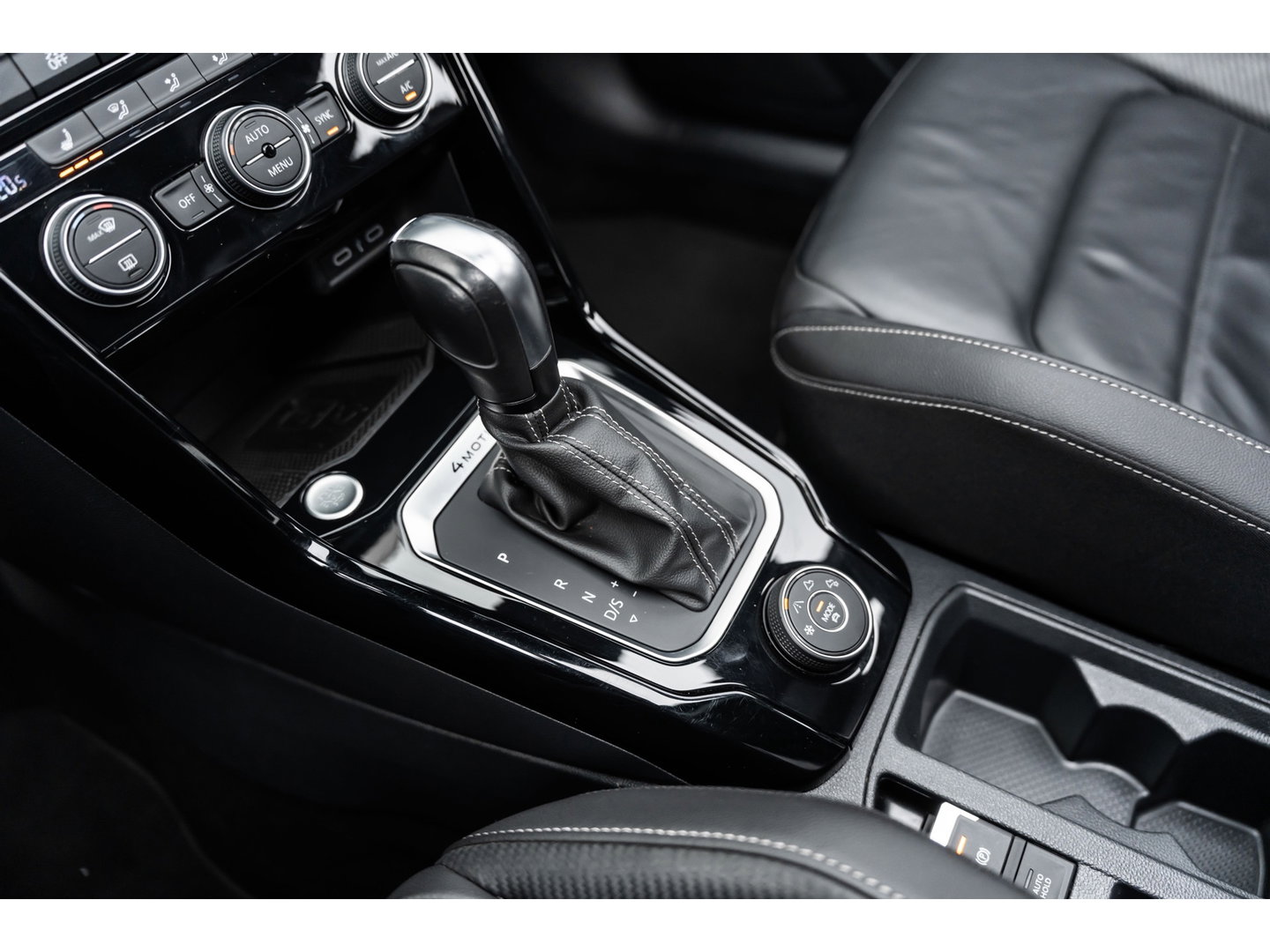 Volkswagen T-Roc 2.0 TSI 4Motion R PANO AKRA KEYLESS LEDER