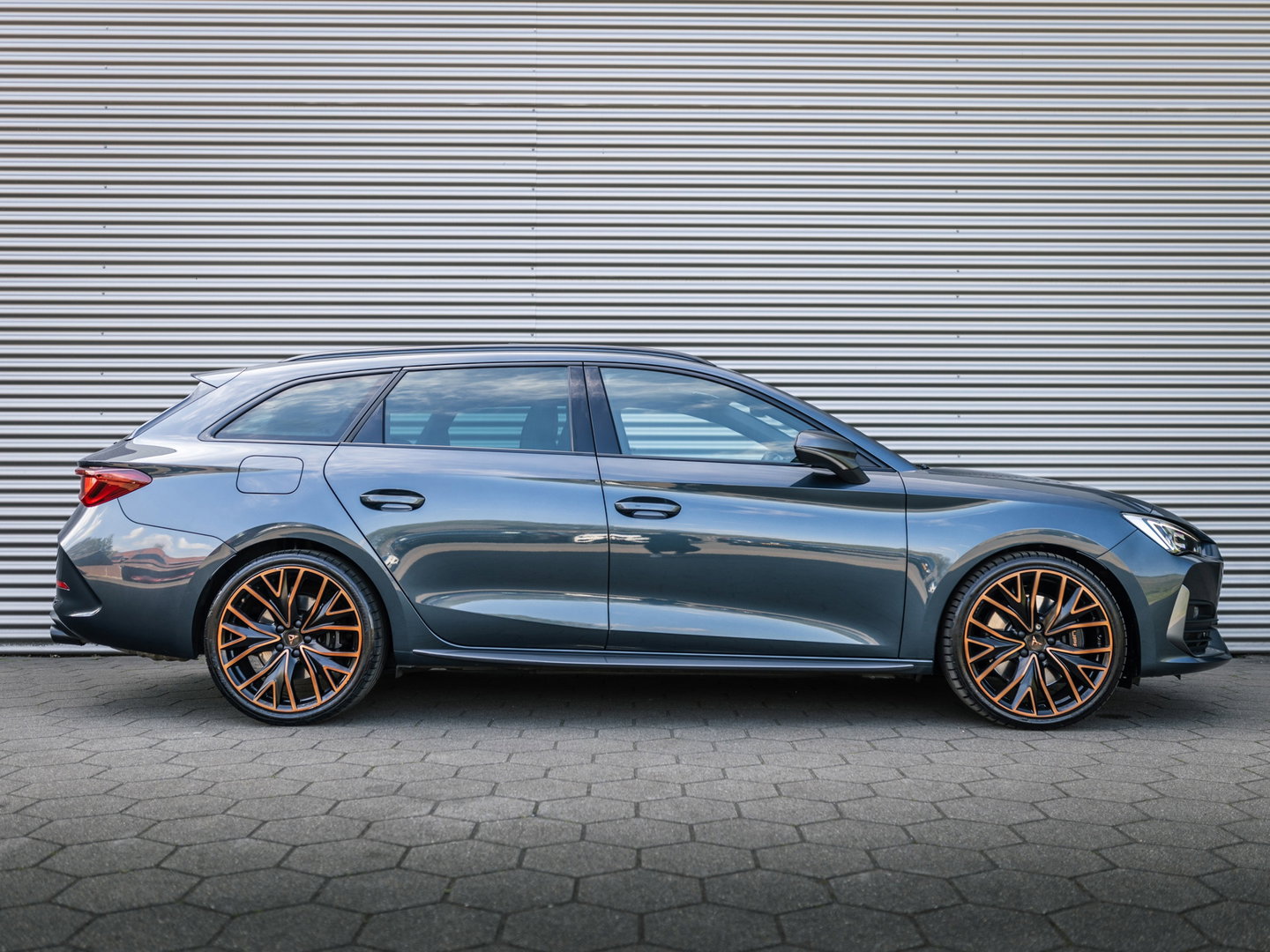 CUPRA Leon ST 2.0 TSI 4DRIVE PANO CAMERA BEATS TREKH. KEYLESS