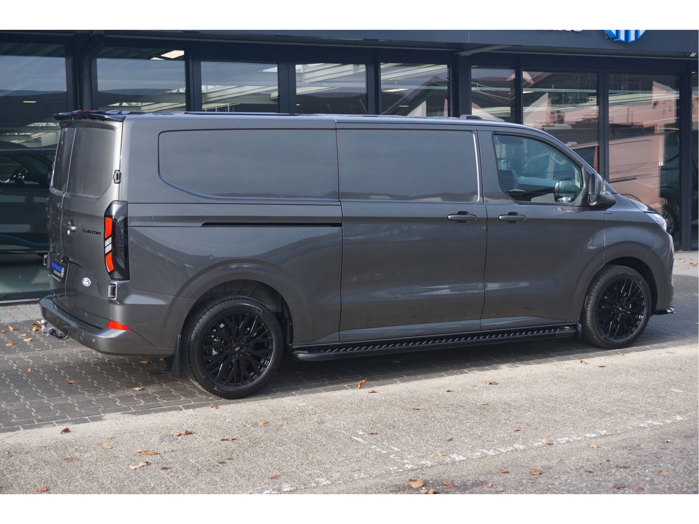 Ford Transit Custom 320L 2.5 PHEV Hybride 233PK JWR EDITION PRIJS INCL. BPM !! 13" Navi, Adap. Cruise, Camera, 19" LM, Trekhaak!! NR. HYB015