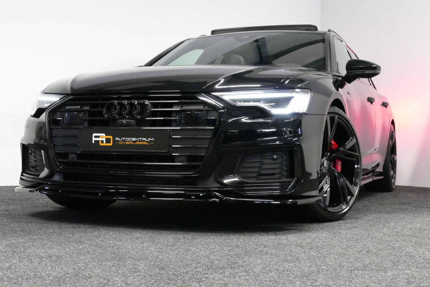 Audi A6 Avant 55 TFSI e quattro S edition Competition / S Line / RS6 Look Diffuser / Maxton Design Bodykit V.2 / Panoramadak / Matrix LED / Apple Carplay - Android Auto / Stoelverwarming / Ambienteverlichting / Stuurwiel verwarming / 21'' LMV / Trekhaak (wegklapb